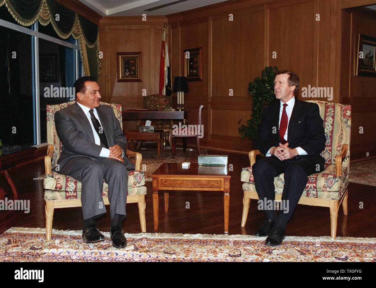 William Cohen incontra il Presidente egiziano Hosni Mubarak 1998 Foto Stock
