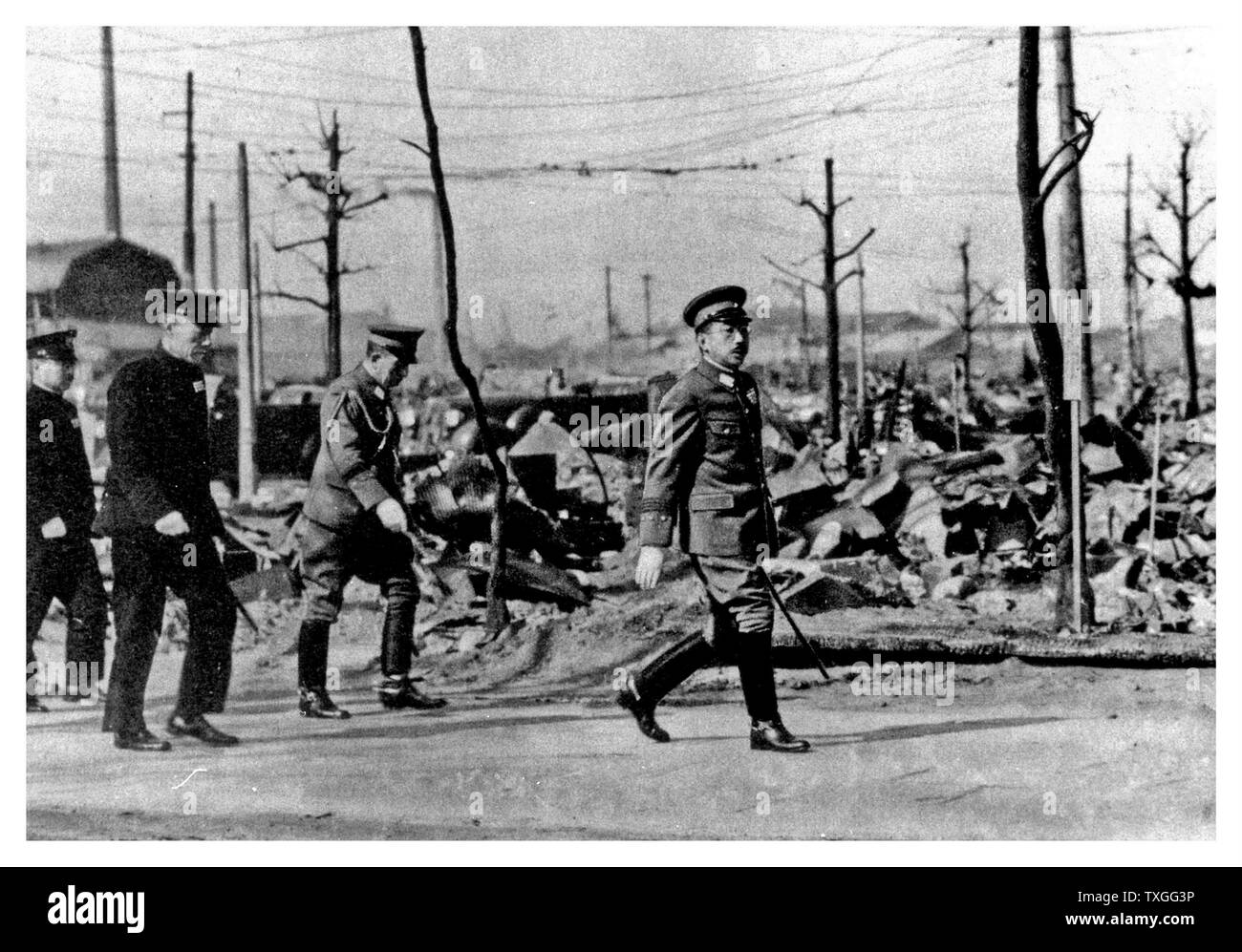 1945 Imperatore giapponese Hirohito passeggiate attraverso le rovine di Tokyo seguenti US Air Force bombardamenti nei mesi successivi della seconda guerra mondiale. Foto Stock