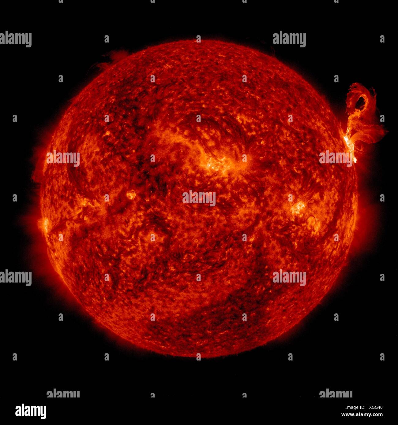Una eruzione di materiale solare esplodere fino al di fuori della superficie del lato destro del sole, 2012 Foto Stock