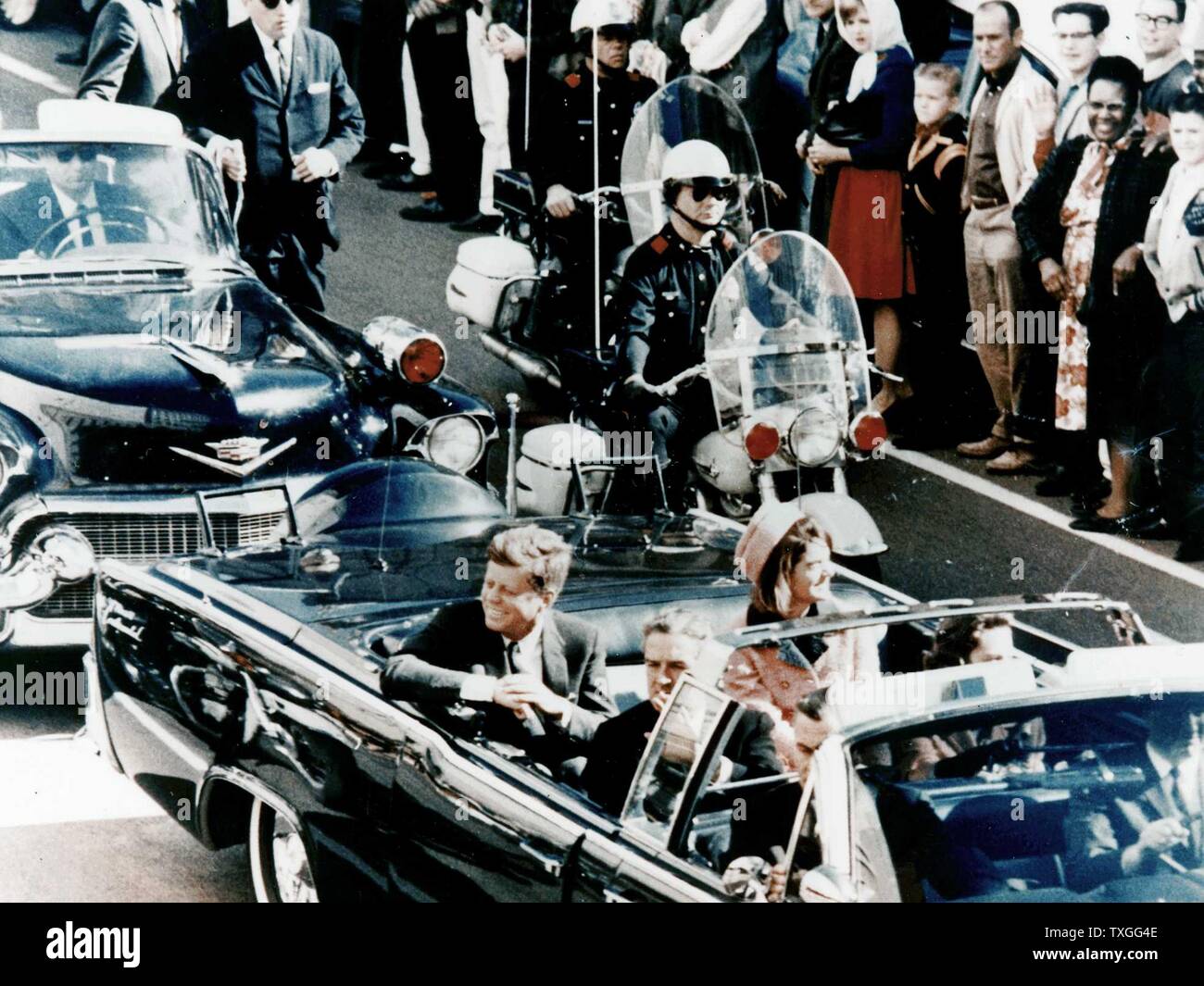 Il presidente John F Kennedy in limousine presidenziale prima del suo assassinio. Sua moglie Jacqueline è accanto a lui e al governatore del Texas John Connally e sua moglie Nellie sedersi davanti. Foto Stock