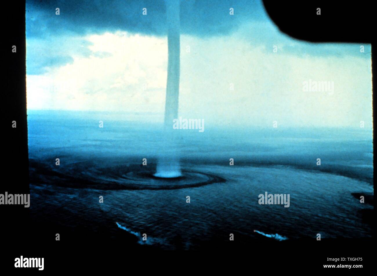 Fotografia di waterspouts in Florida Keys. Fotografato da Joseph H. Golden. Datata 1974 Foto Stock