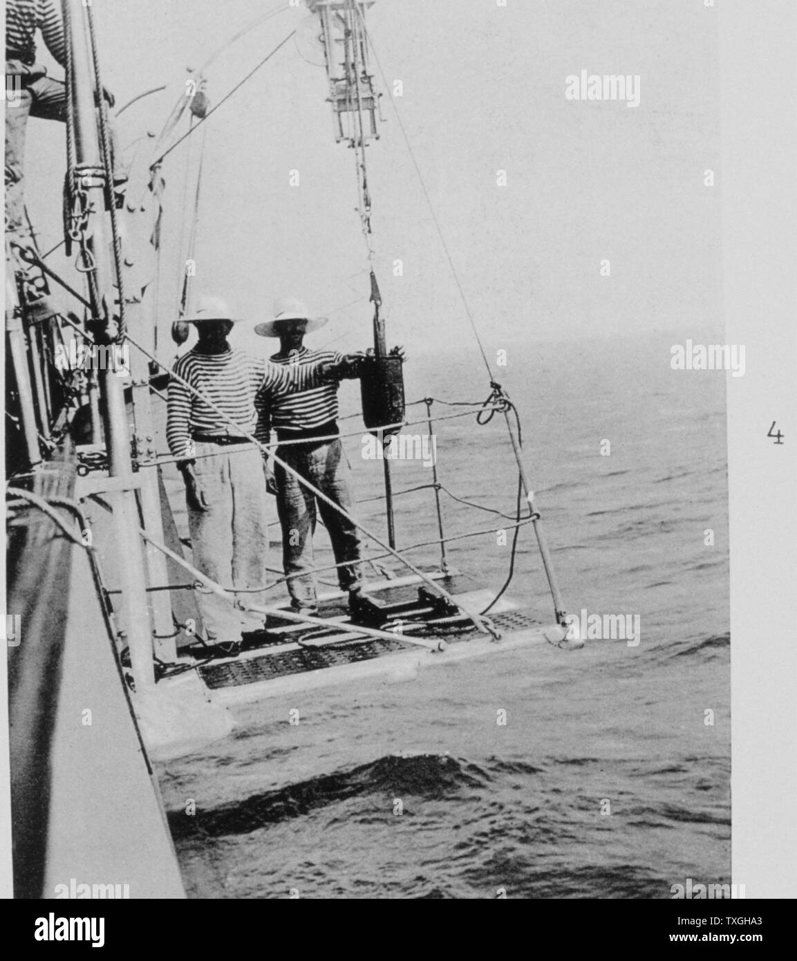 Fotografia di un tubo di Buchanan sirena con i suoi pesi pronto per la distribuzione. Dal 'Risultati delle campagne scientifiche del Principe di Monaco". Datata 1908 Foto Stock