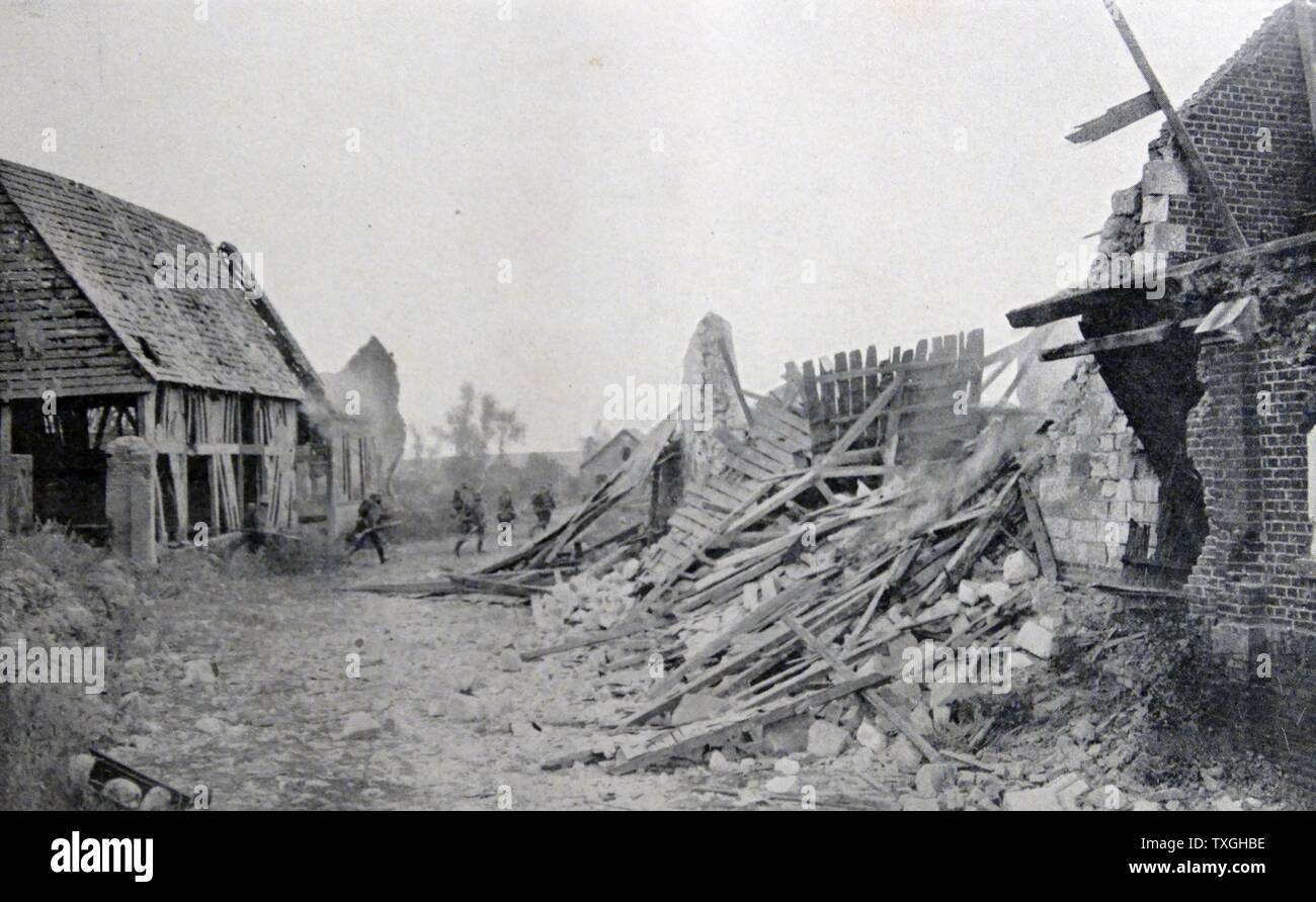 I soldati tedeschi passate attraverso una rovina villaggio francese durante la Prima Guerra Mondiale 1915 Foto Stock