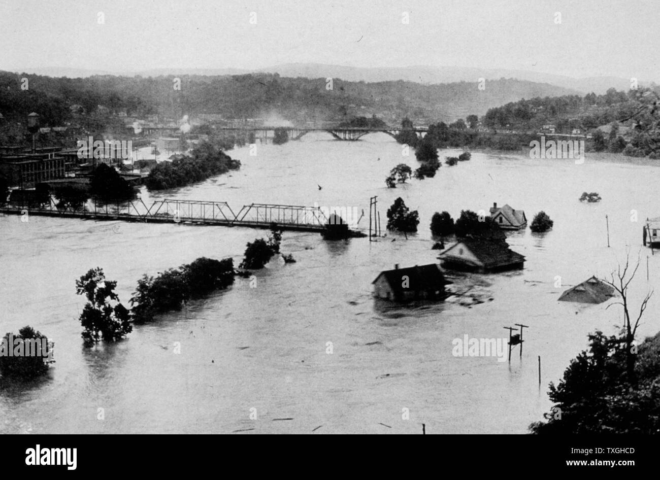 Fotografia di inondazioni del francese ampio fiume in Asheville, North Carolina. Datata 1917 Foto Stock
