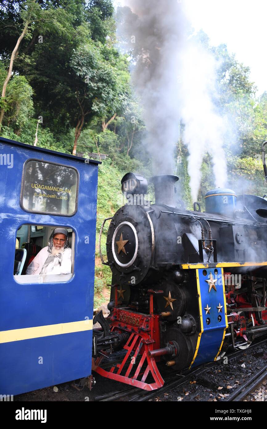 Nilgiri ferrovia di montagna. Classe X locomotiva a vapore assumendo acqua alla stazione Hillgrove, Tamil Nadu, India Foto Stock