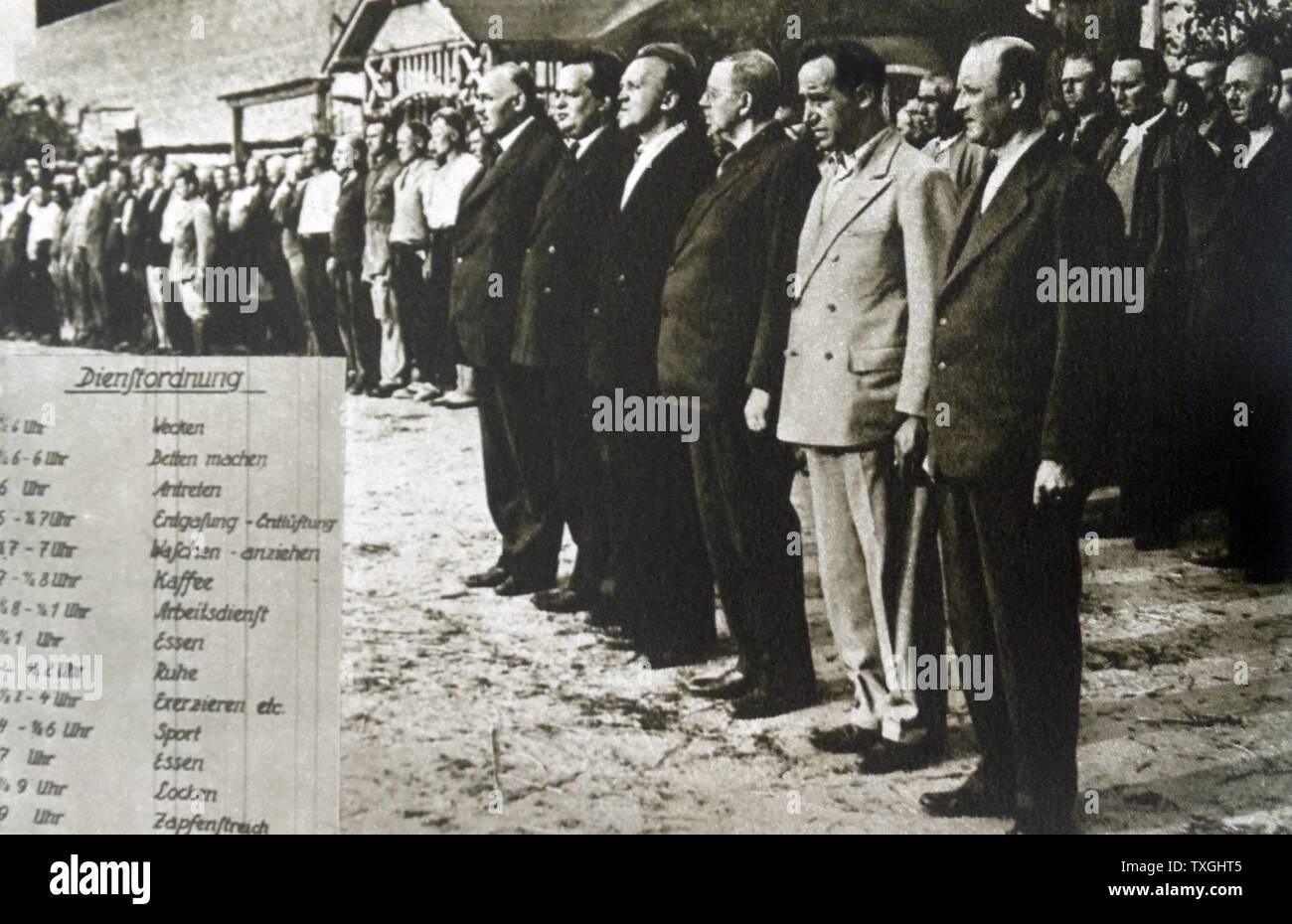 L'ispezione quotidiana in campo di concentramento tedesco per prigionieri politici; 1933 ( Orangeburg vicino a Berlino) Foto Stock