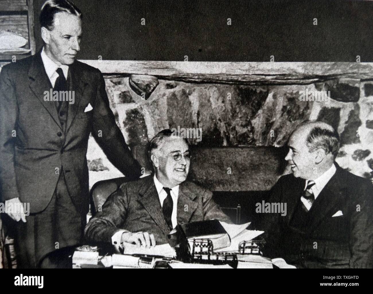Stampa fotografica del Presidente Franklin D. Roosevelt (1882-1945) con William Philips (1878-1968) una carriera negli Stati Uniti diplomatico e Hugh R. Wilson (1885-1946) gli stati degli Stati Uniti Servizio esteri. In data xx secolo Foto Stock