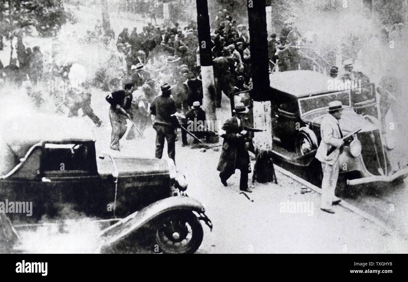 Strike disordini in Ambridge in California, U.S.A. 1933. Durante disordini del lavoro all'epoca della depressione, un vigilante anti-strike force incendi sui riscontri. Foto Stock