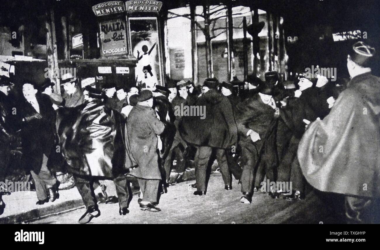 Scontro di polizia con manifestanti socialista di Parigi in Francia 1934 Foto Stock