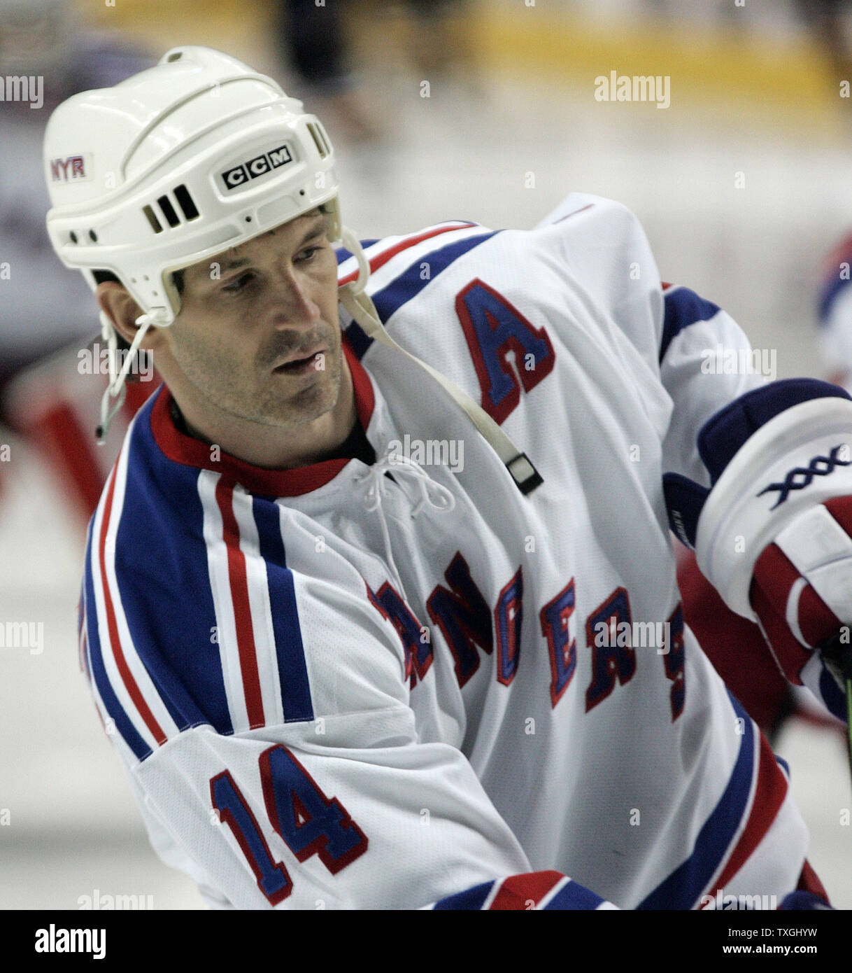 New York Rangers ala sinistra Brendan Shanahan si riscalda contro i Buffalo Sabres prima gioco uno del NHL Eastern Conference semifinali presso la HSBC Arena di Buffalo, New York il 25 aprile 2007. Il Buffalo Sabres ospitano i New York Rangers durante il gioco uno nel secondo round del NHL Playoffs. (UPI foto/Jerome Davis) Foto Stock