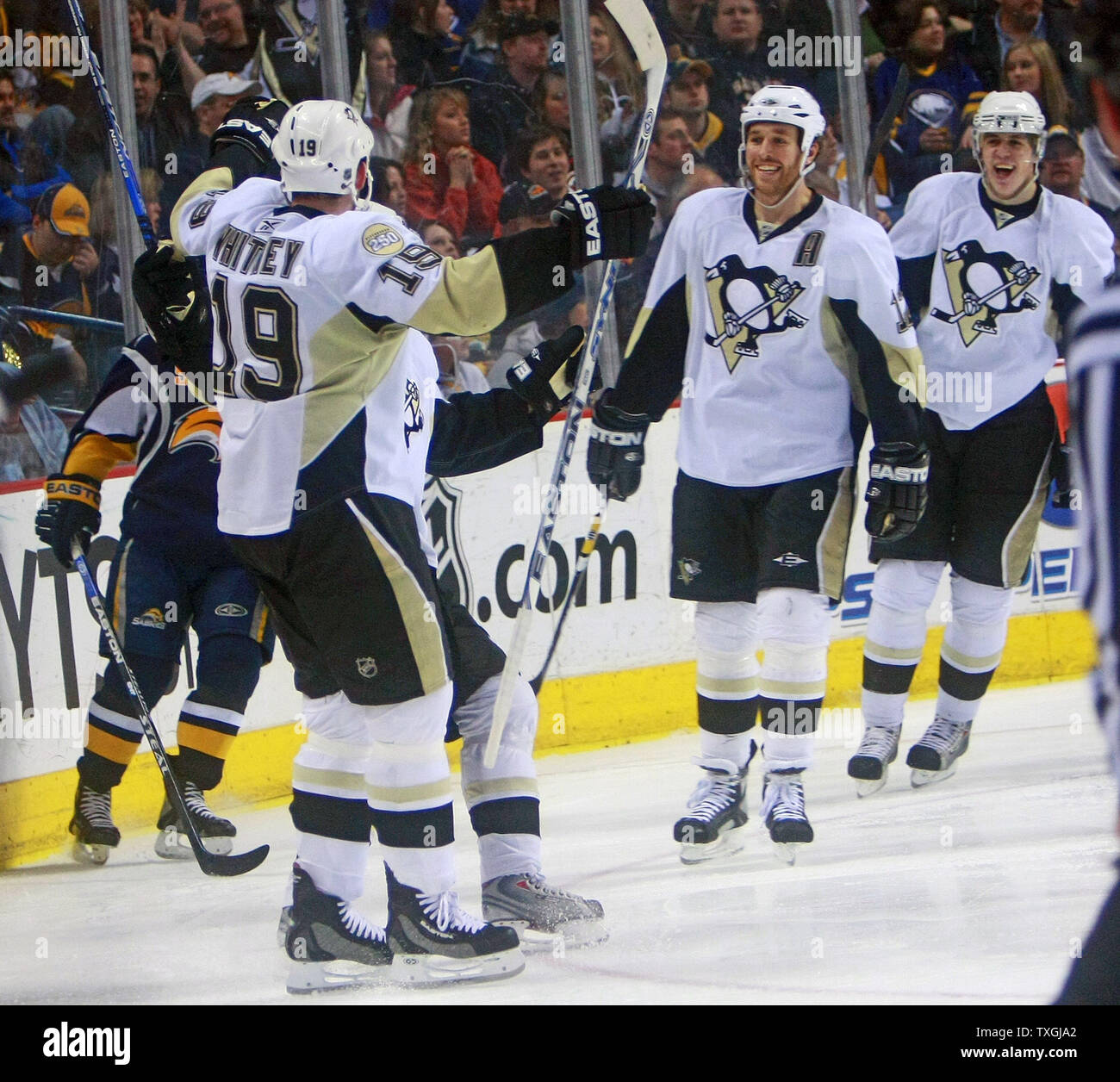 Pittsburgh Penguins defenceman Ryan Whitney (19) e il compagno di squadra Evgeni Malkin (destra) congratularmi con i pinguini di Pittsburgh ala sinistra Ryan Malone (12) dopo aver segnato i pinguini secondo obiettivo nel secondo periodo presso la HSBC Arena di Buffalo, New York il 17 febbraio 2008. (UPI foto/Jerome Davis) Foto Stock