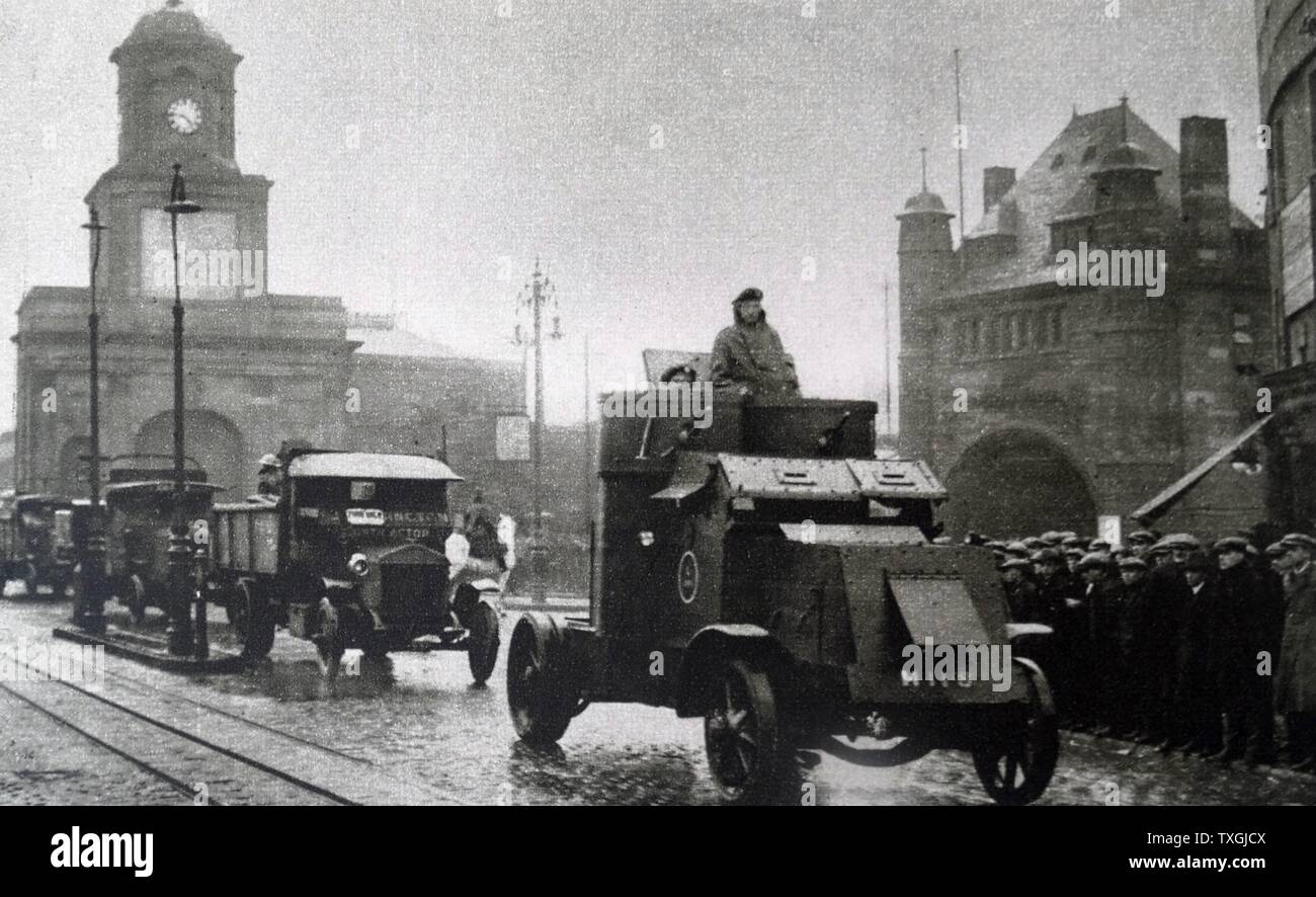 Stampa fotografica di un autoblindo scortando un convoglio di veicoli a Londra durante lo sciopero generale. In data xx secolo Foto Stock