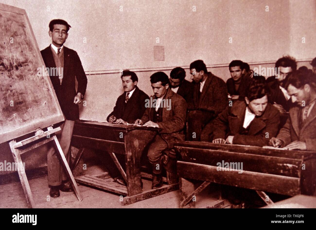Stampa fotografica di studenti vengono insegnati literacy in Turchia, sotto il liberale programmi introdotti da Mustafa Kemal Atatürk (1881-1938). In data xx secolo Foto Stock