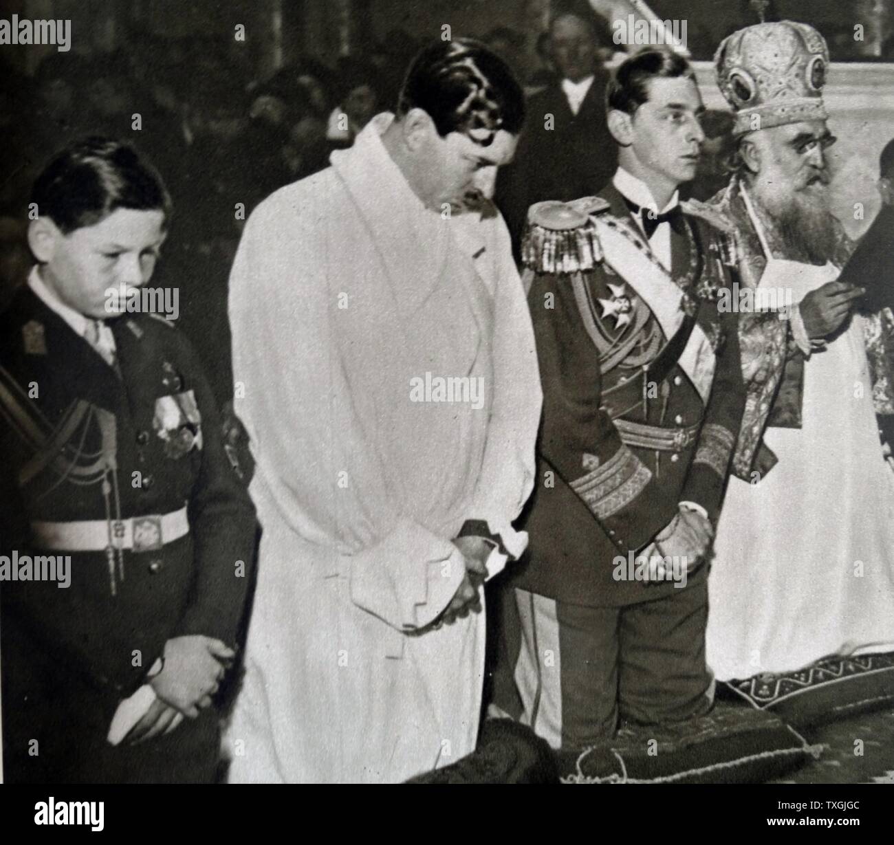 Stampa fotografica di Crown Prince Michael e suo padre re Carol di Romania durante una messa a Bucarest. In data xx secolo Foto Stock
