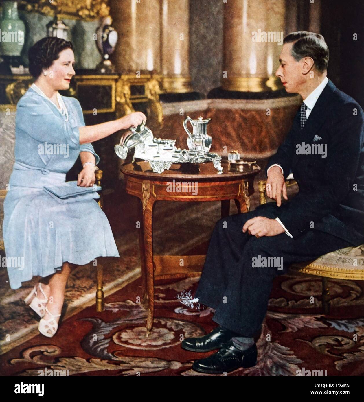 Queen Elizabeth (consorte di George VI) con George poi re del Regno Unito e signorie del Commonwealth Britannico dal 11 dicembre 1936 fino alla sua morte Foto Stock
