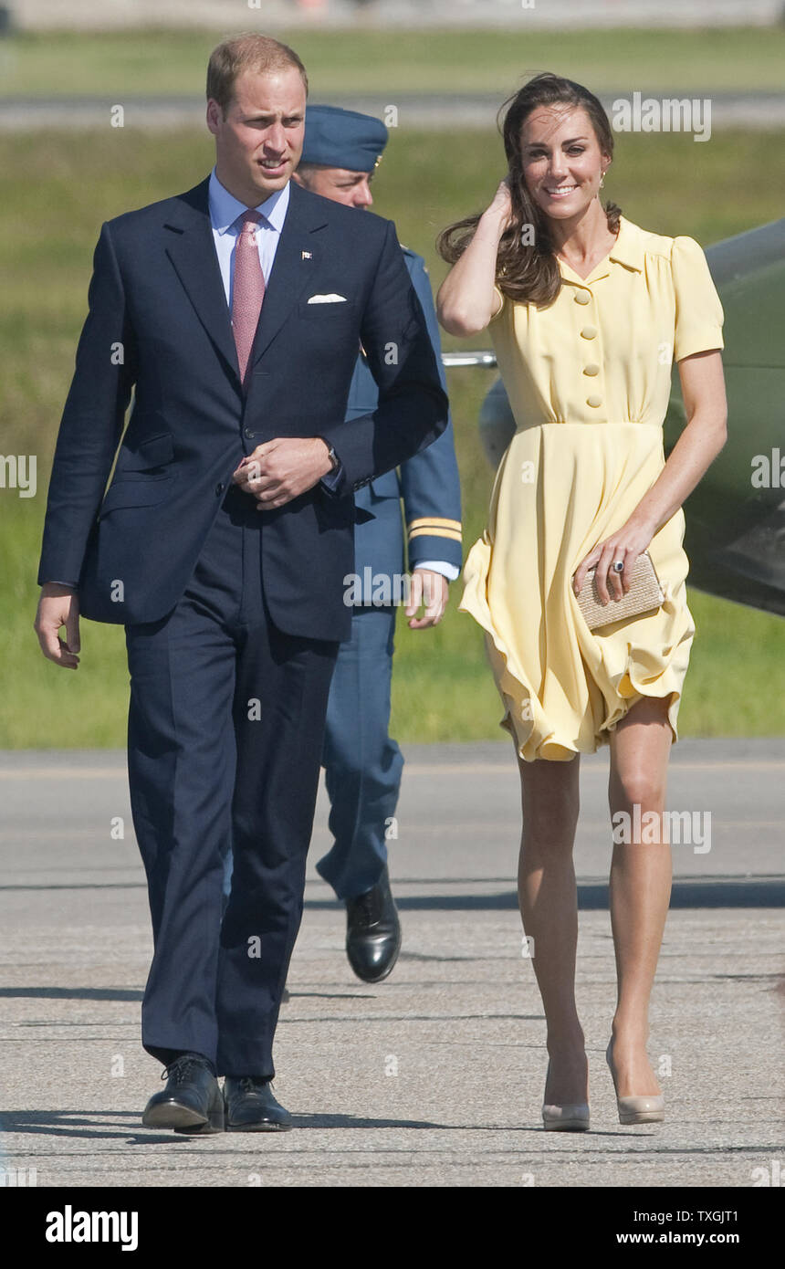 Nella tappa finale della loro royal tour, il principe William e Kate, il Duca e la Duchessa di Cambridge, arrivano da elicotteri militari per la loro Bianca Cappello cerimonia in Calgary, Alberta, Luglio 7, 2011. UPI/Heinz Ruckemann Foto Stock