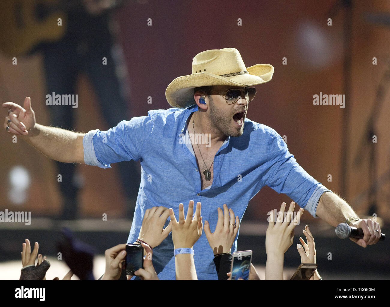 Dean Brody esegue al 2016 Juno Awards trasmesso a Calgary, Alberta, Aprile 3, 2016. Foto di Heinz Ruckemann/UPI Foto Stock