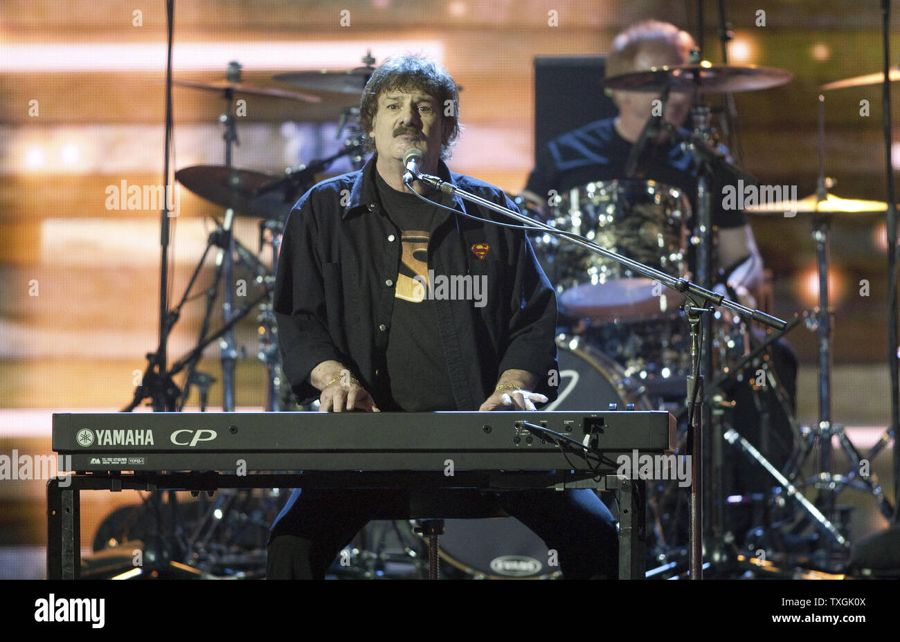 Burton Cummings esegue al 2016 Juno Awards trasmesso a Calgary, Alberta, Aprile 3, 2016. Foto di Heinz Ruckemann/UPI Foto Stock