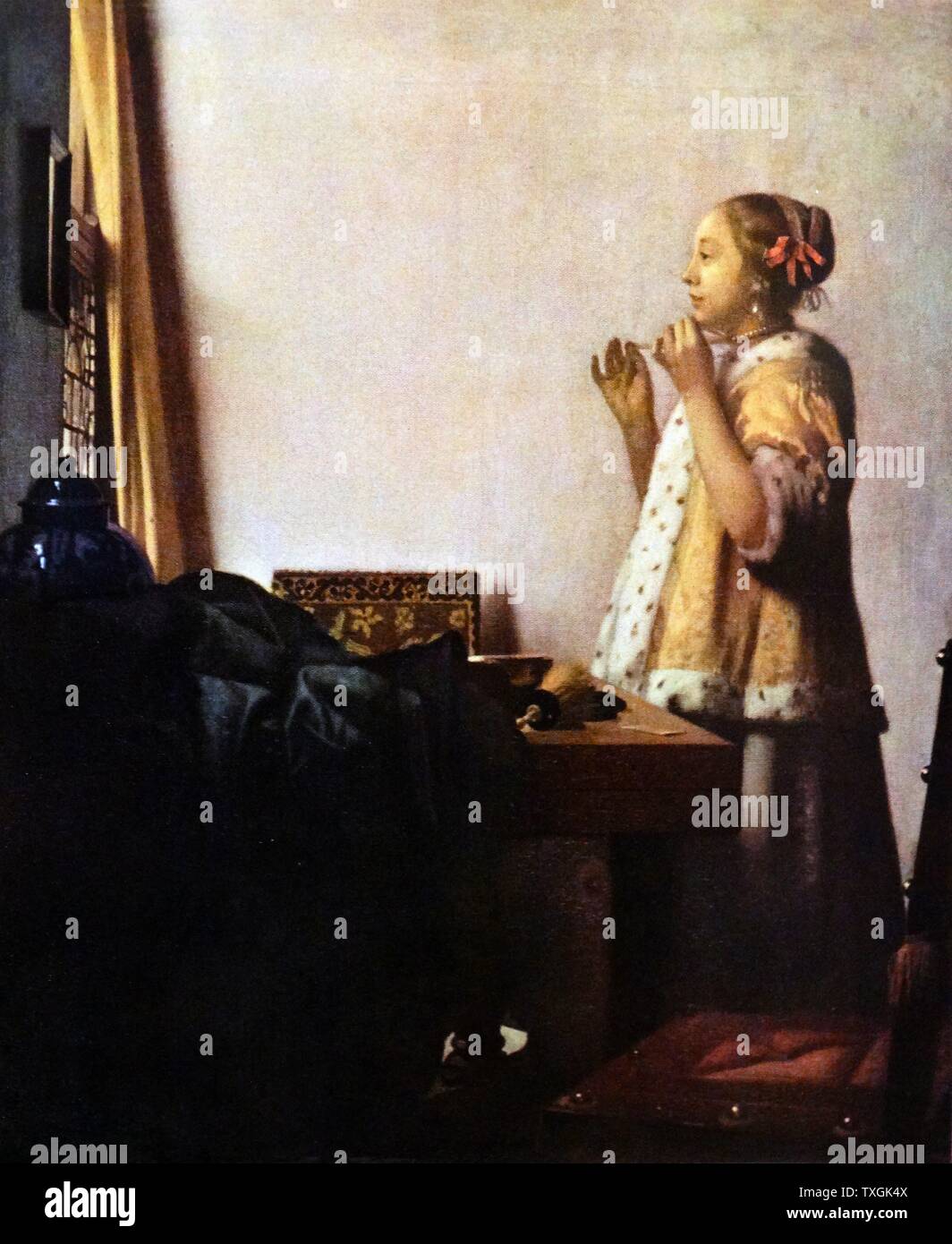 Pittura intitolato " La Collana di perle" da Johannes Vermeer (1632-1675) un pittore olandese specializzato in interni domestici scene. Risalenti al XVII secolo Foto Stock