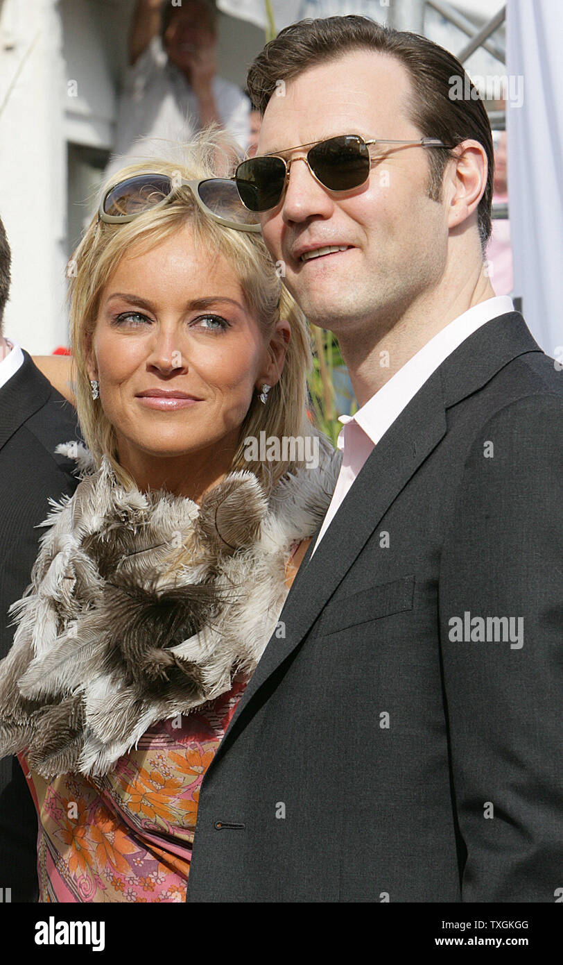 Sharon Stone e David Morissey promuovere il loro nuovo film "istinto di base 2' al 58° festival del cinema di Cannes il 15 maggio 2005. (UPI foto/Hugo Philpott) Foto Stock