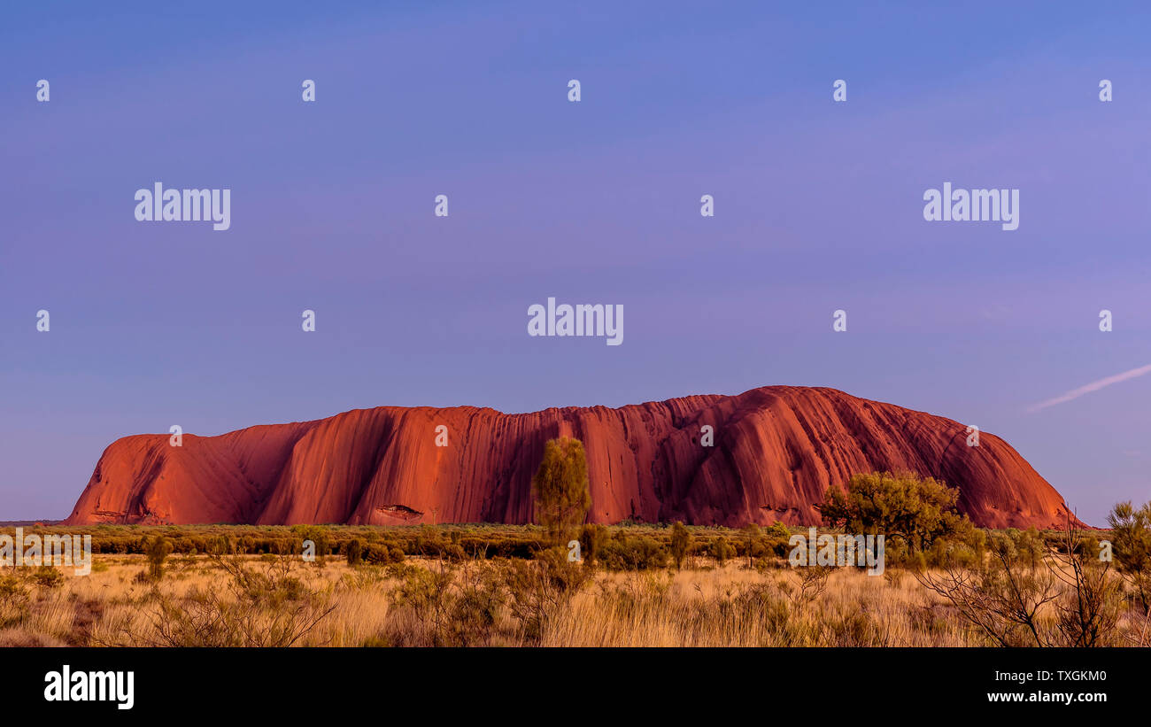 Bello e colorato tramonto su Uluru, Ayers Rock, Australia Foto Stock