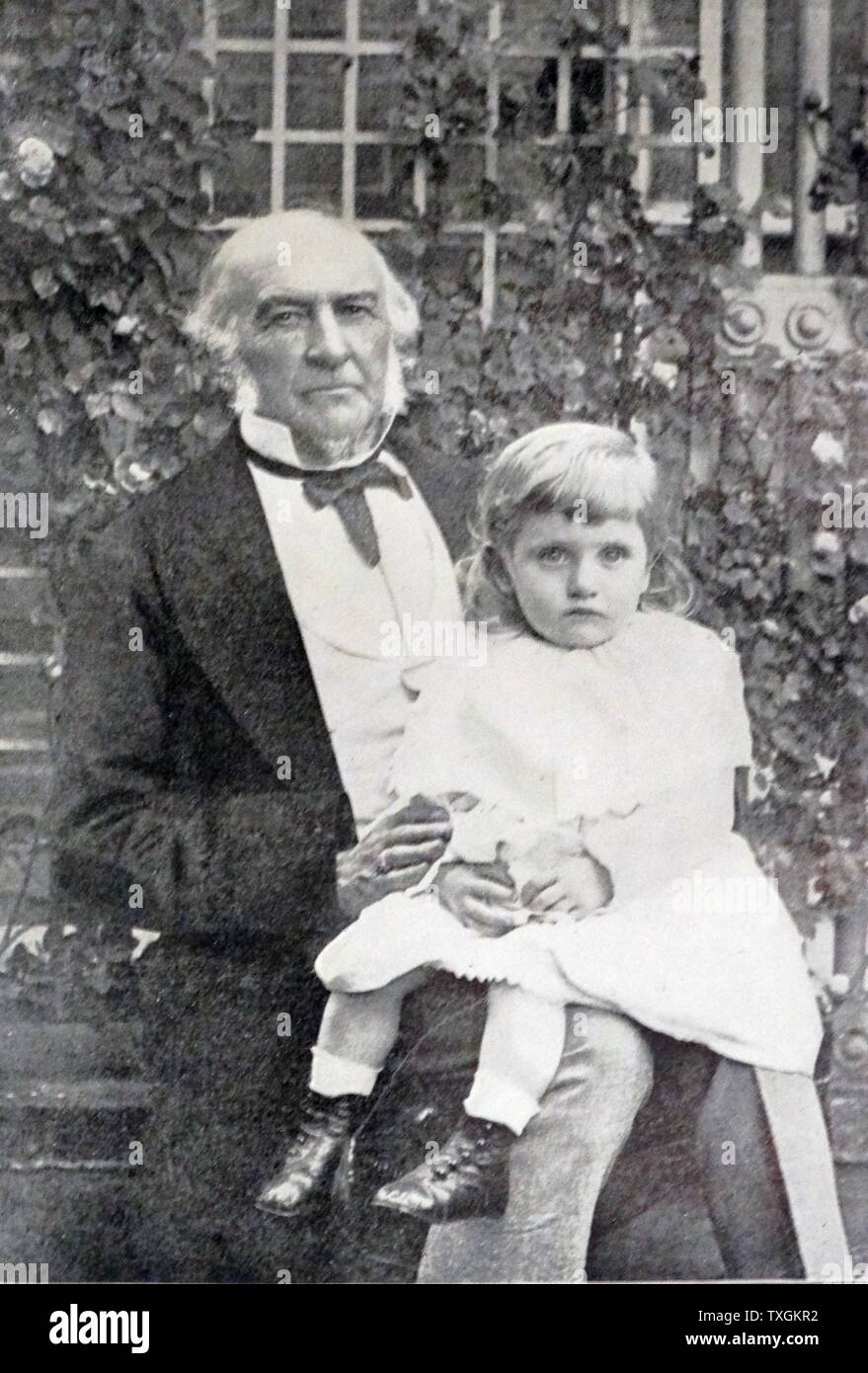 Ritratto fotografico di William Ewart Gladstone (1809-1898) un liberale britannico politico e Primo Ministro del Regno Unito. Datata del XIX secolo Foto Stock