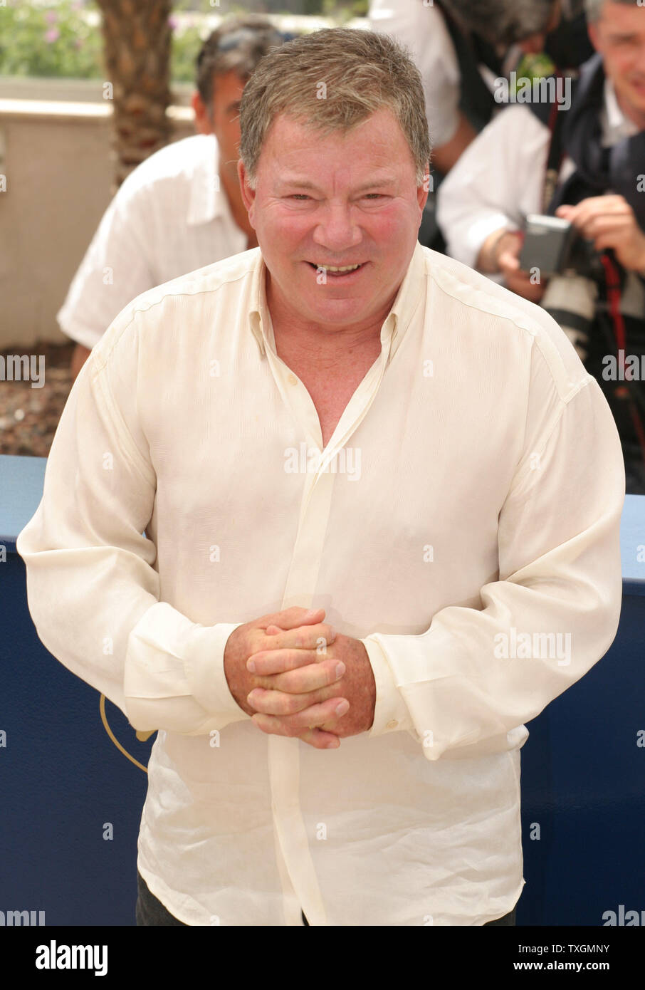 Attore William Shatner arriva a una foto per il suo film "oltre la siepe' alla 59a annuale di Cannes Film Festival di Cannes, Francia il 21 maggio 2006. (UPI foto/David Silpa) Foto Stock