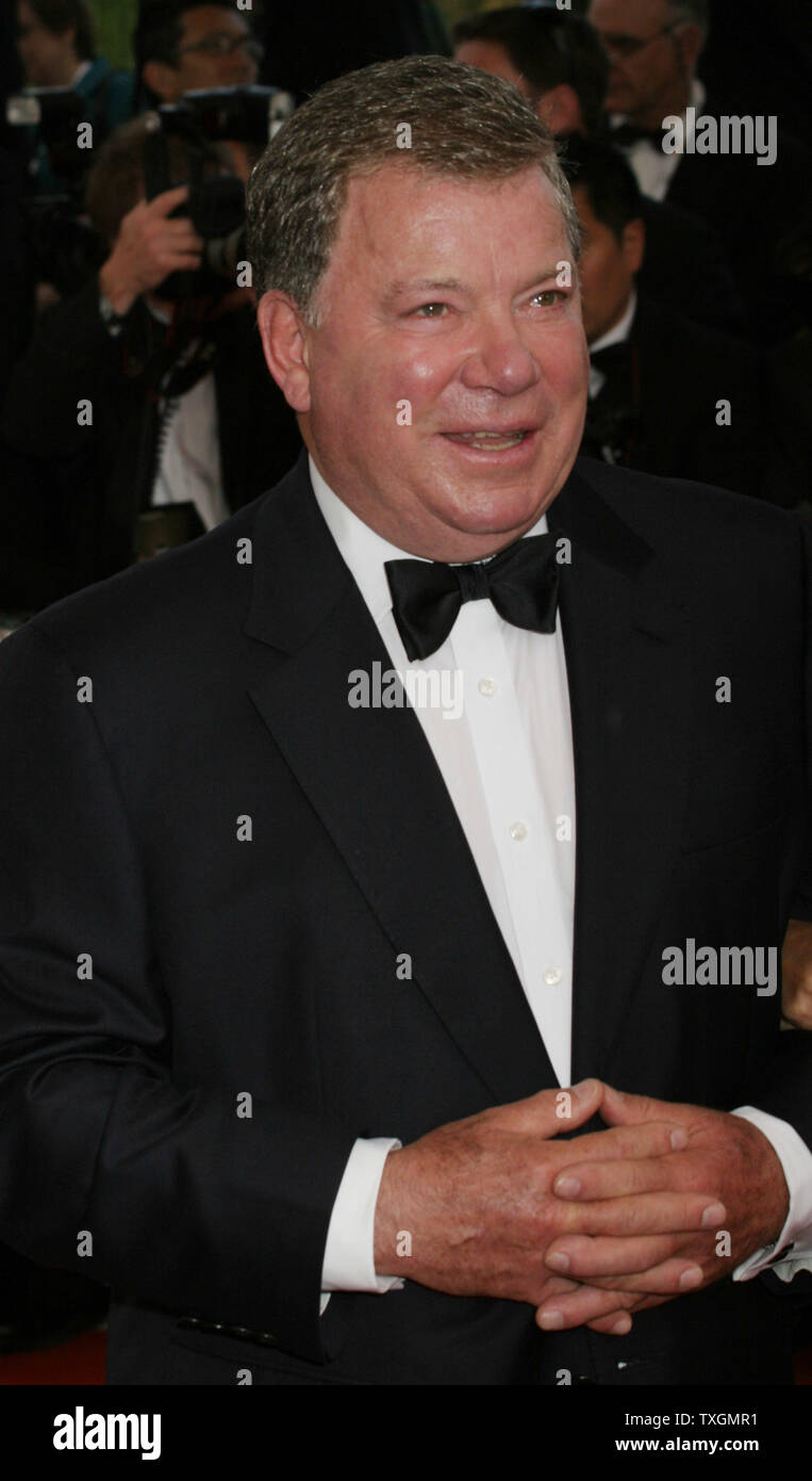 Attore William Shatner arriva sul tappeto rosso per una proiezione del suo film "oltre la siepe' alla 59a annuale di Cannes Film Festival di Cannes, Francia il 21 maggio 2006. (UPI foto/David Silpa) Foto Stock