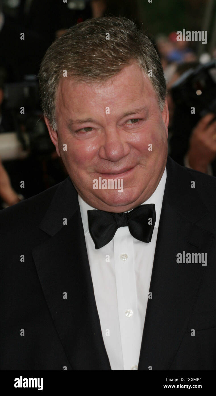Attore William Shatner arriva sul tappeto rosso per una proiezione del suo film "oltre la siepe' alla 59a annuale di Cannes Film Festival di Cannes, Francia il 21 maggio 2006. (UPI foto/David Silpa) Foto Stock