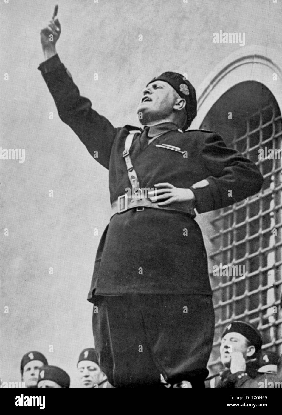 Benito Mussolini (1883-1945) - "Il Duce' - Italiano dittatore fascista fascista di indirizzamento dei giovani in occasione del richiamo dei coscritti della classe 1911, circa 560.000 persone Foto Stock