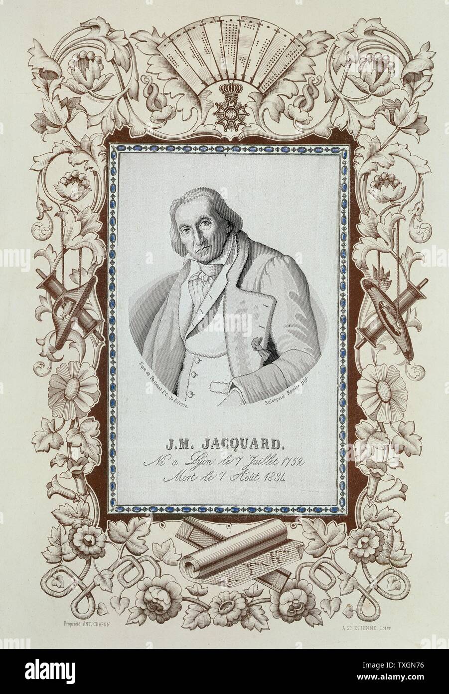 Jacquard, Joseph Marie (1752-1834) francese seta-weaver e inventore. Ritratto tessuti a telaio Jacquard, circondato da confine stampato che mostra le schede perforate, carta per la progettazione di schemi, navette, bobine, ecc. Colore Foto Stock