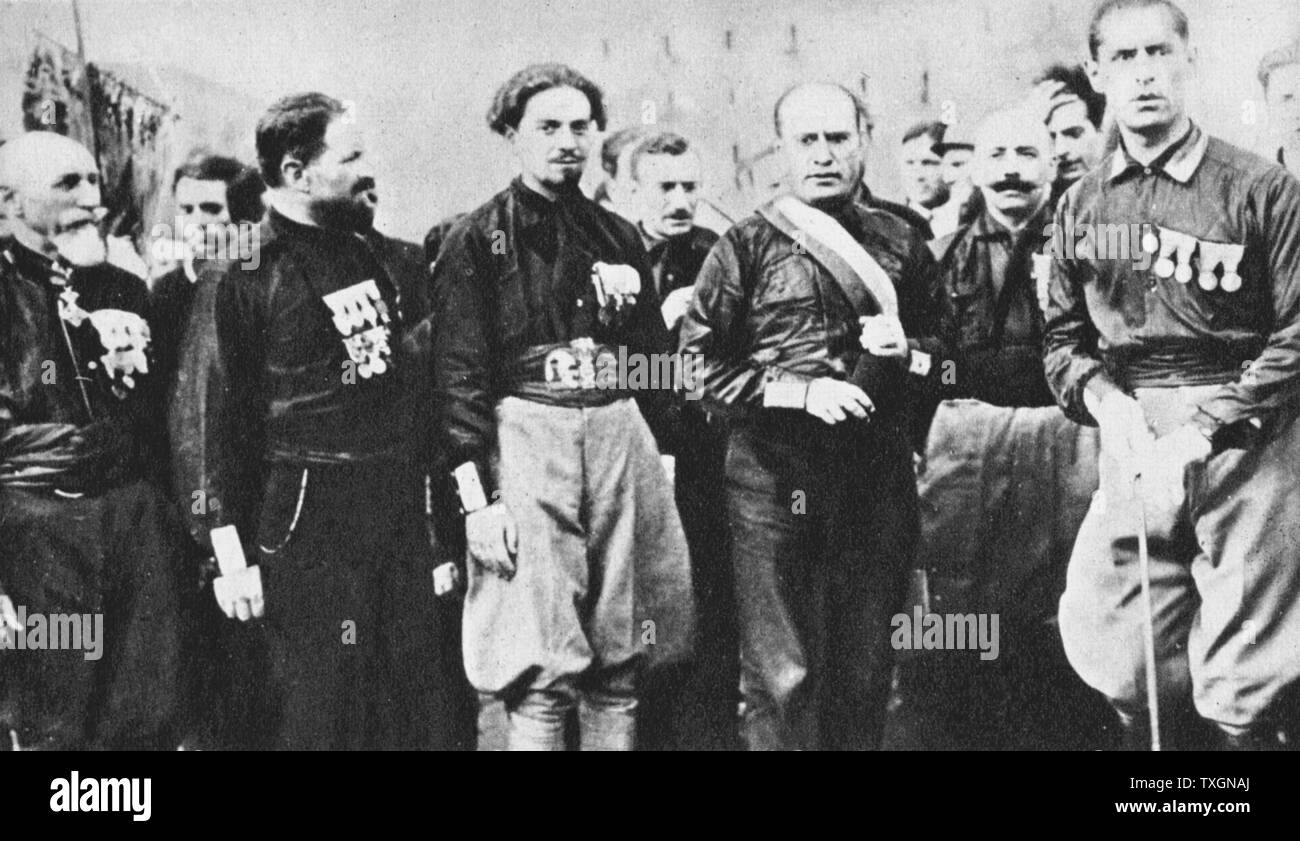 Benito Mussolini (1883-1945) Italiano dittatore fascista, centro a destra che conduce alla marcia su Roma, 1922. Foto Stock