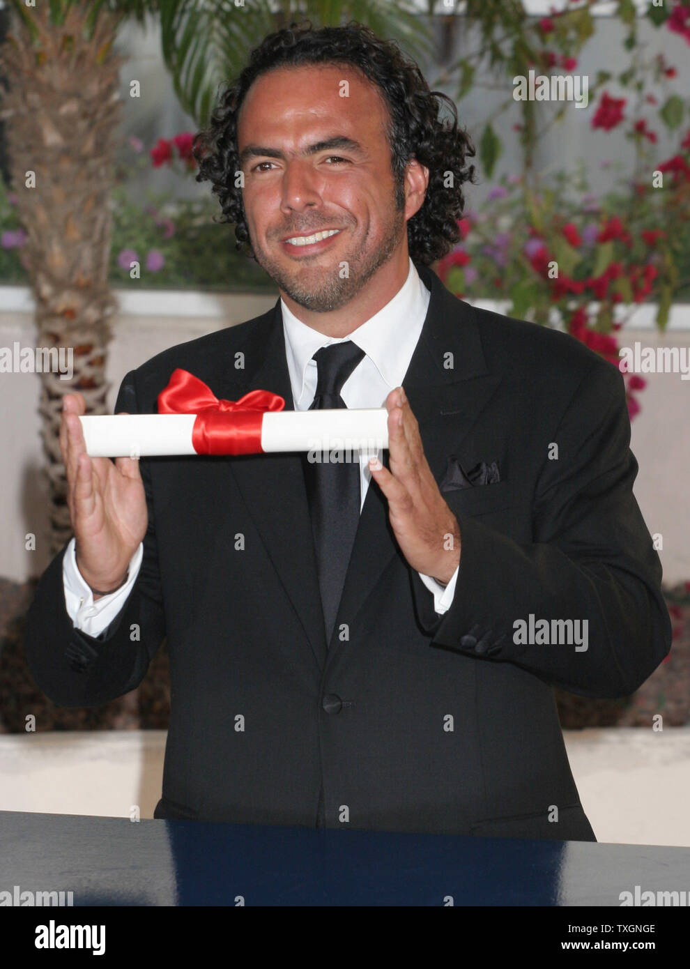 Direttore messicano Alejandro Gonzalez Inarritu visualizza il suo premio miglior regista per il suo film "Babel' a un photocall dopo la cerimonia di chiusura presso la cinquantanovesima annuale di Cannes Film Festival di Cannes, Francia il 28 maggio 2006. (UPI foto/David Silpa) Foto Stock