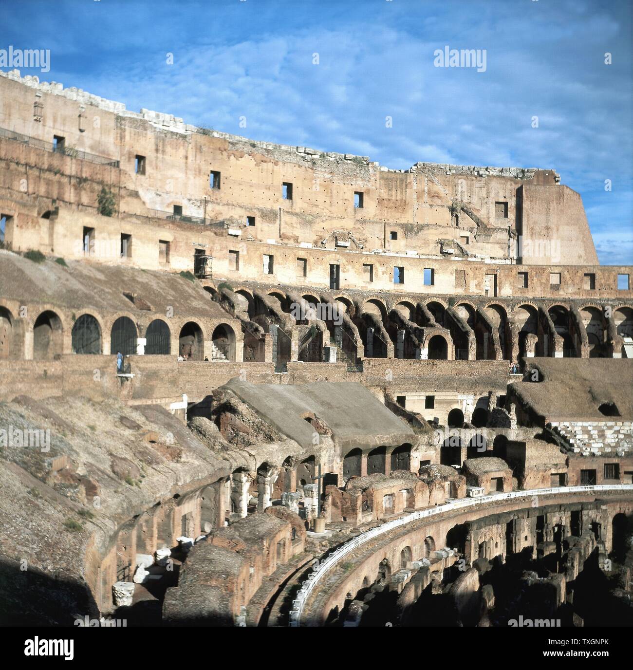 Colosseo, mostrante in elevazione laterale e livelli superiori. Antico anfiteatro romano. Nessuna data Roma Foto Stock