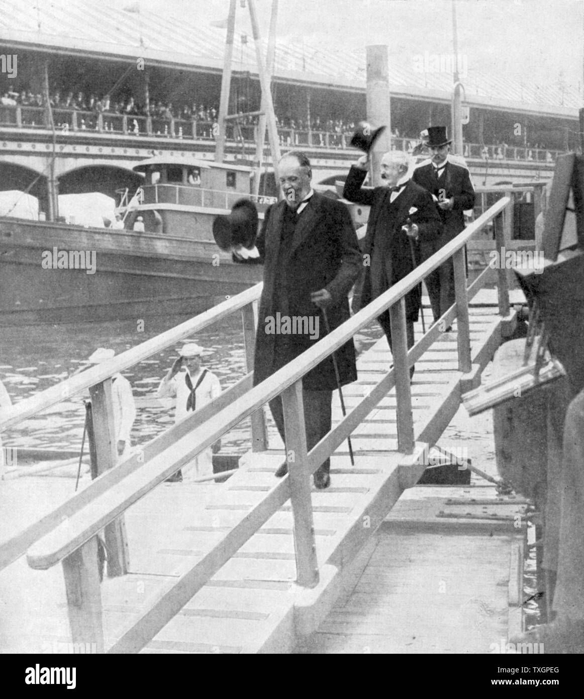 Guerra Russo-giapponese 1904-1905: Trattato di Portsmouth. Conte de Witte, Baron Rosen e il Segretario di Stato americano Pierce in atterraggio a New York Yacht Club. Foto Stock