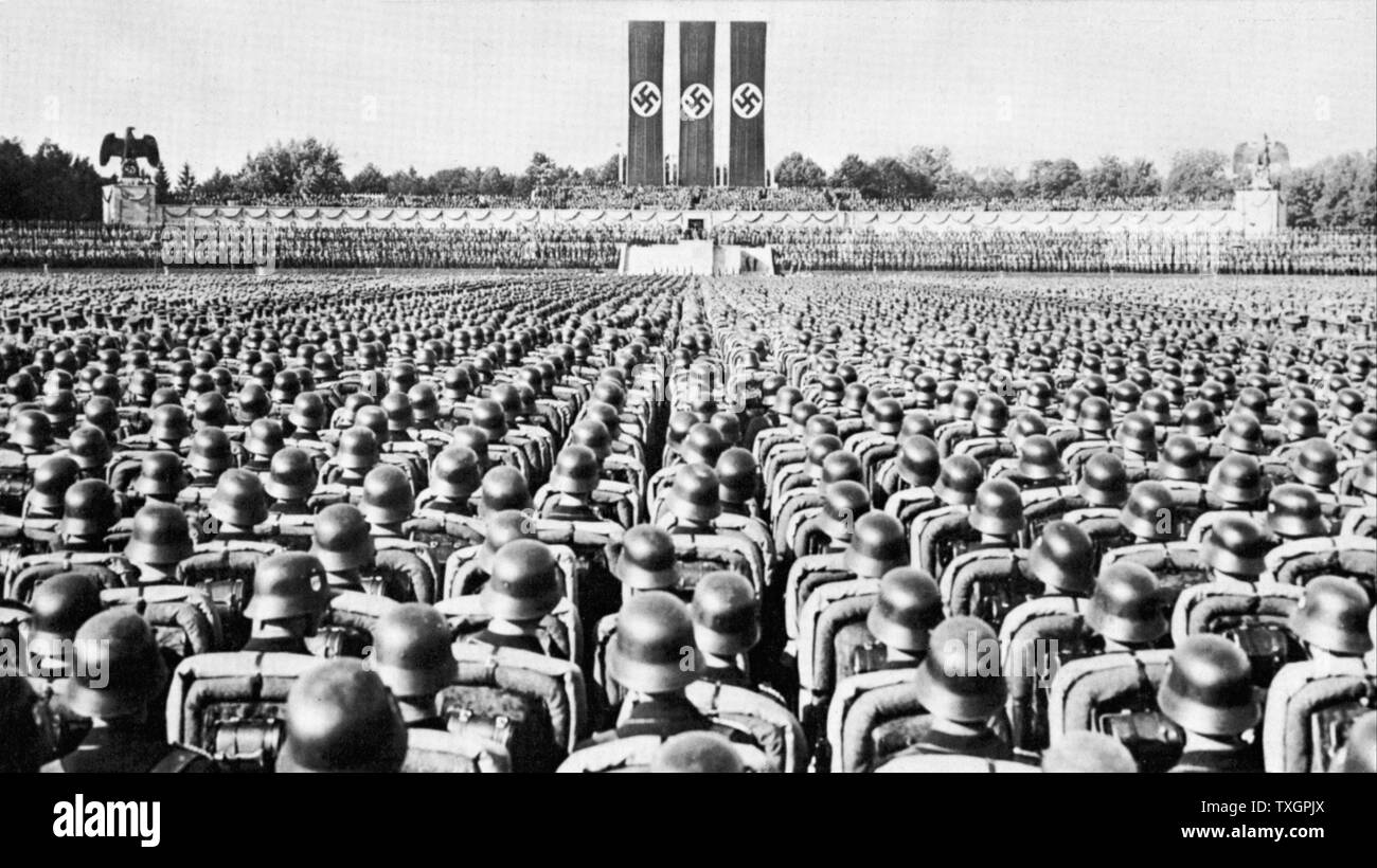 Sfilata della Guardia SS, i Nazisti elite, a una festa nel rally Nurmberg verso la fine degli anni trenta. Foto Stock
