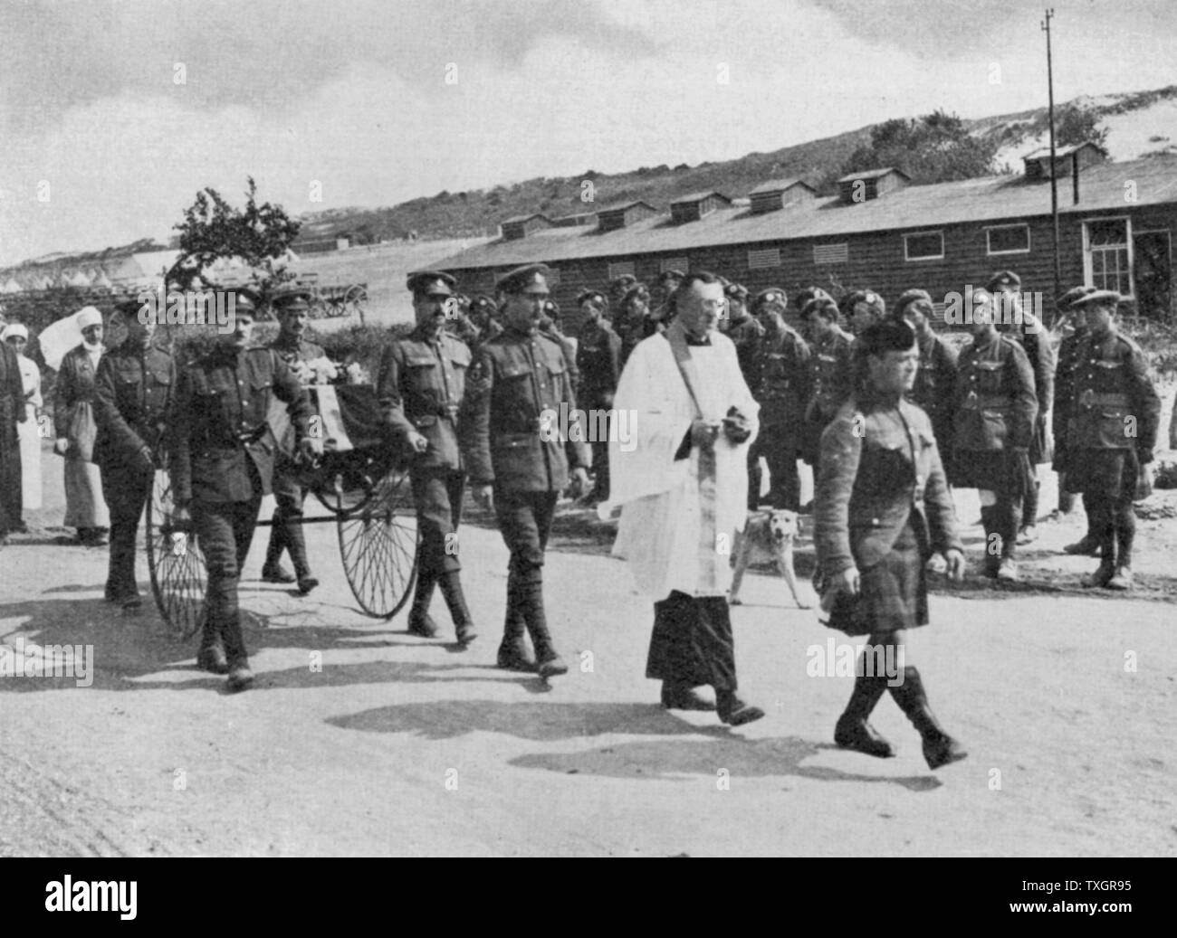 La prima guerra mondiale: Esercito cappellano officiating al funerale di infermiere uccisi durante il raid aereo sulla base britannica vicino Etables Maggio 1918 Foto Stock