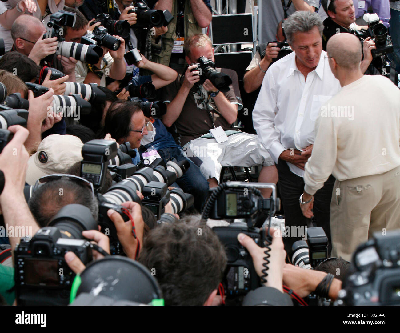Attore Dustin Hoffman (L) parla di Dreamworks SKG CEO Jeffrey Katzenberg in uno sciame di fotografi durante un photocall per il film "Kung Fu Panda' durante la 61annuale di Cannes Film Festival di Cannes, Francia il 15 maggio 2008. (UPI foto/David Silpa) Foto Stock