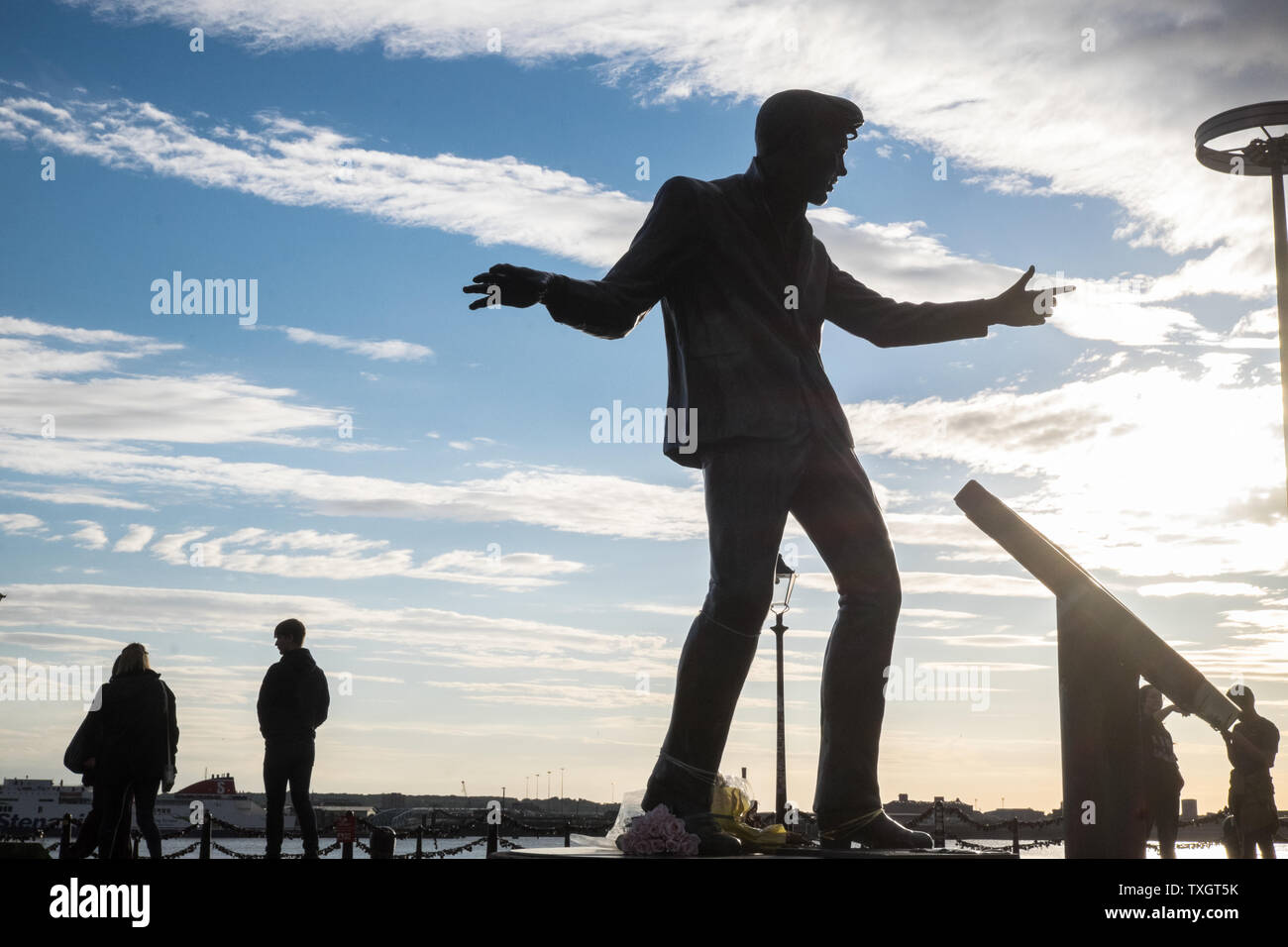 Billy Fury,silhouette,statua,a,Tramonto,Pier Head,waterfront,Liverpool,Nord,Nord,città,nord ovest,Merseyside,l'Inghilterra,inglese,GB,Gran Bretagna,British,UK, Foto Stock