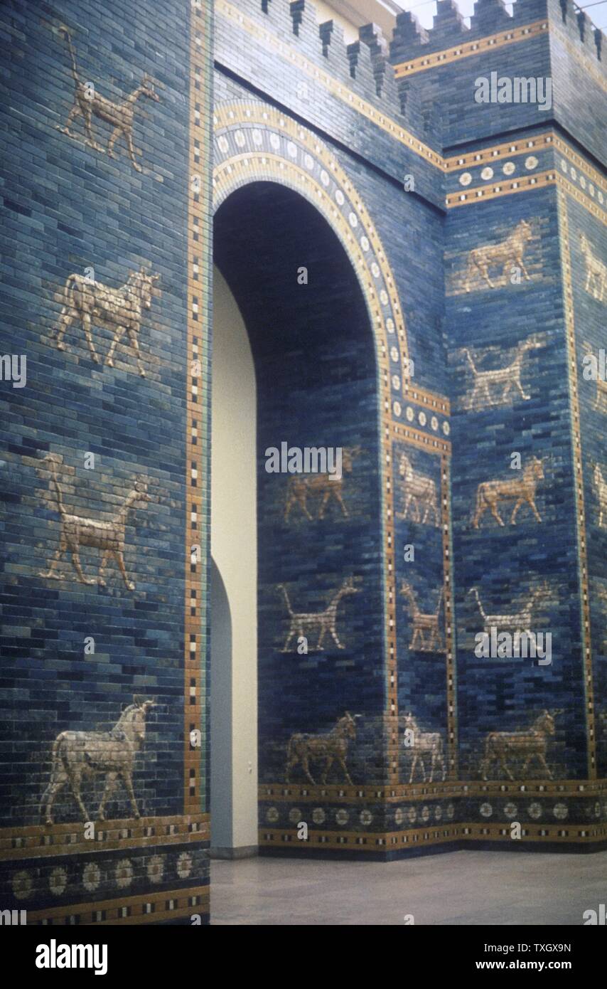 Ishtar Gate attraverso cui ran processionale road. Una delle 8 porte fortificate di Nebukadnetsar (Nebuchanezzar) città di Babilonia, è stato decorato con draghi e giovani tori in rilievo in mattoni. Neo-Babylonian c575 BC restaurato in mattoni smaltati Pergamon Museum di Berlino Foto Stock