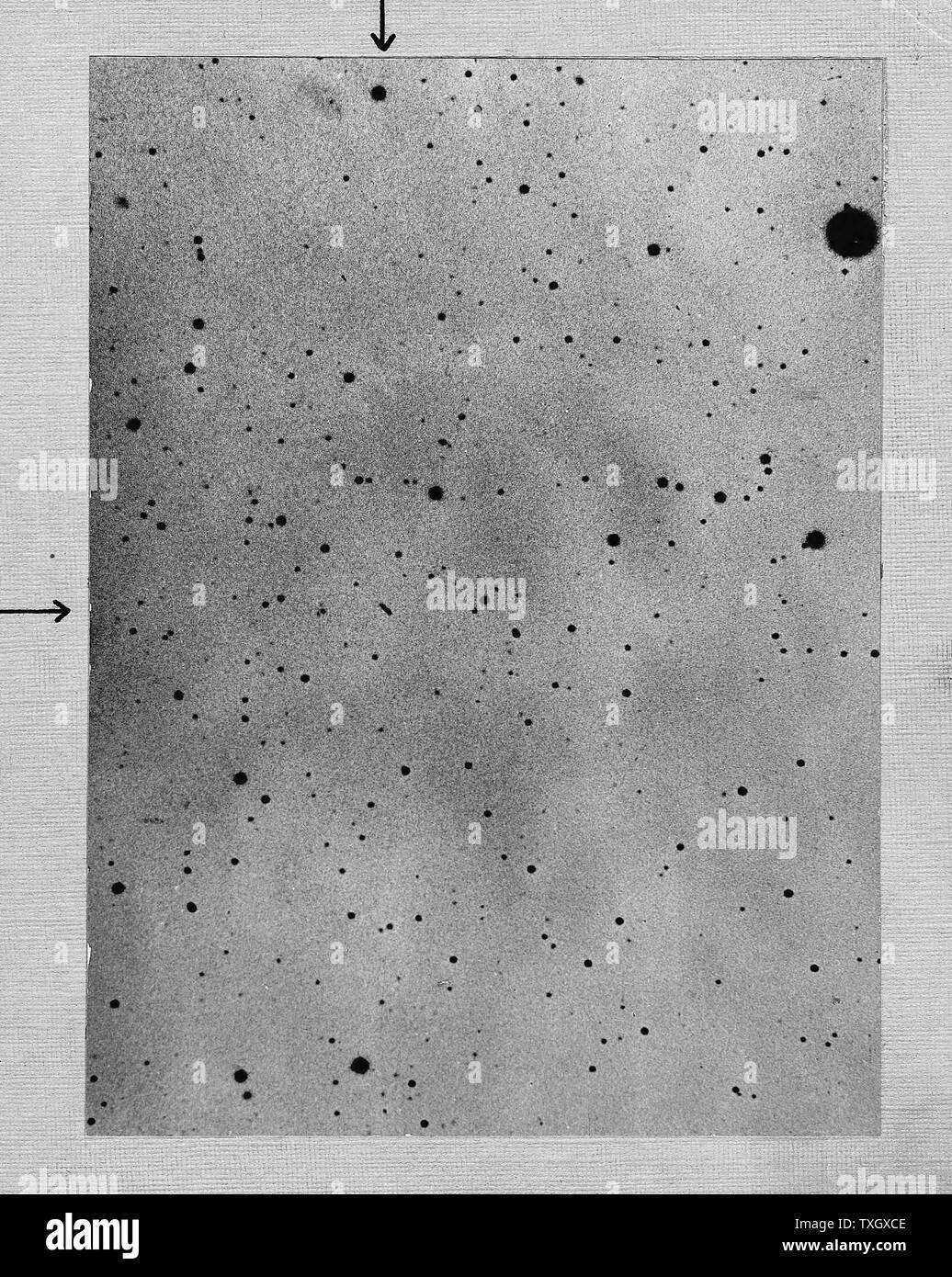 Una lunga esposizione delle stelle di campo che mostra la via dell'asteroide (planetoid) Sappho contro punti di stelle. 21 marzo 1892 Fotografia di Max lupo di Heidelberg Foto Stock