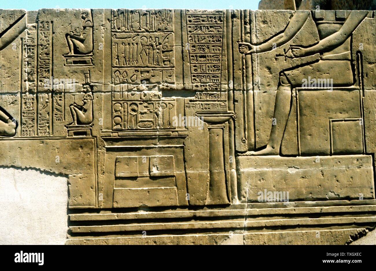 Imhotep (fl c2980 BC) antica egiziana medico (destra, seduto) strumenti chirurgici (centro) parto sedia (sinistra). Rilievo di calcare Foto Stock