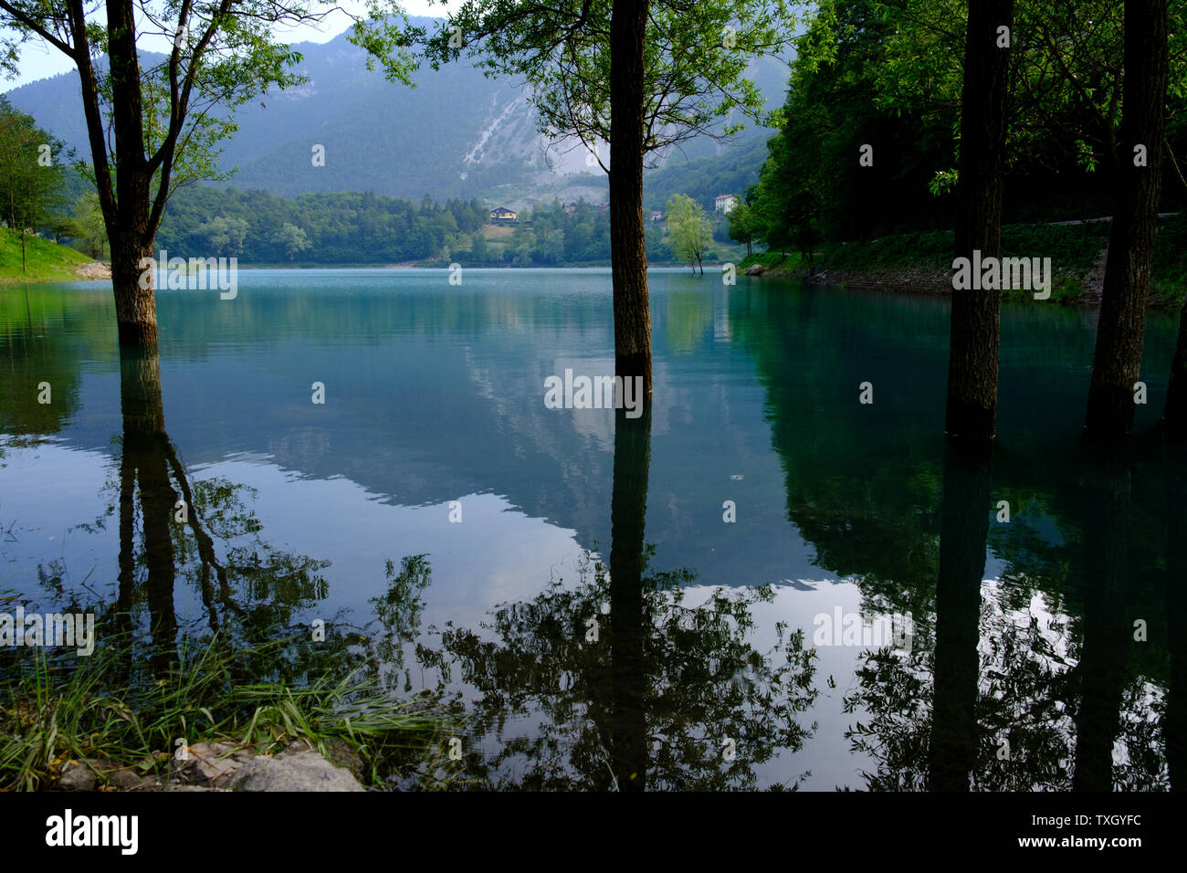 Calme acque del lago di Tenno, Italia Foto Stock
