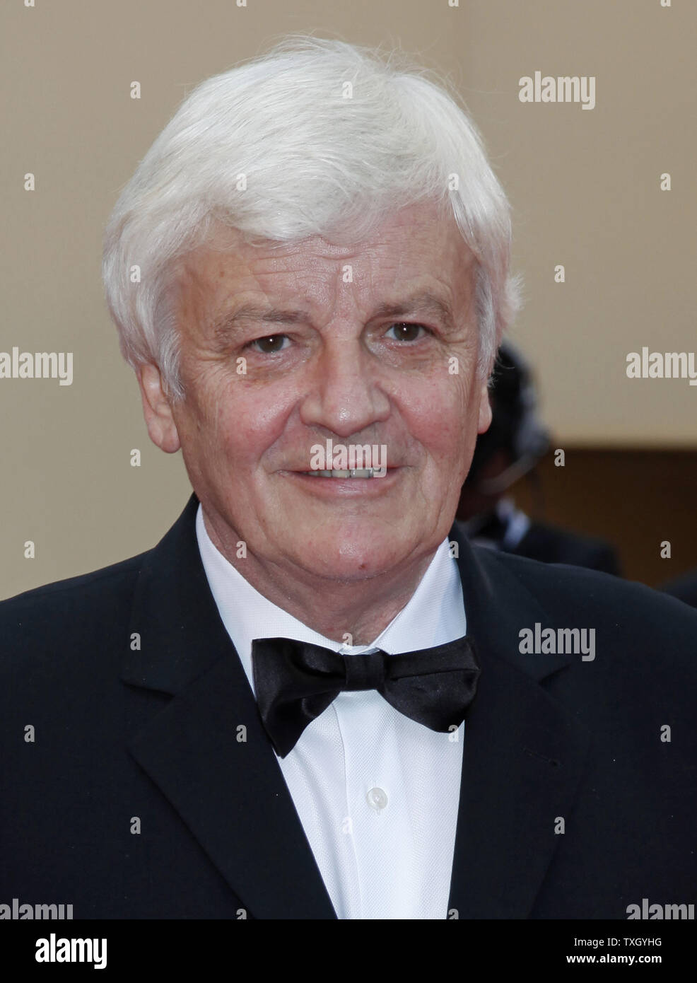 Direttore Jacques Perrin arriva sul tappeto rosso prima di una proiezione del film "Stella luminosa' alla sessantaduesima annuale di Cannes Film Festival di Cannes, Francia il 15 maggio 2009. (UPI foto/David Silpa) Foto Stock