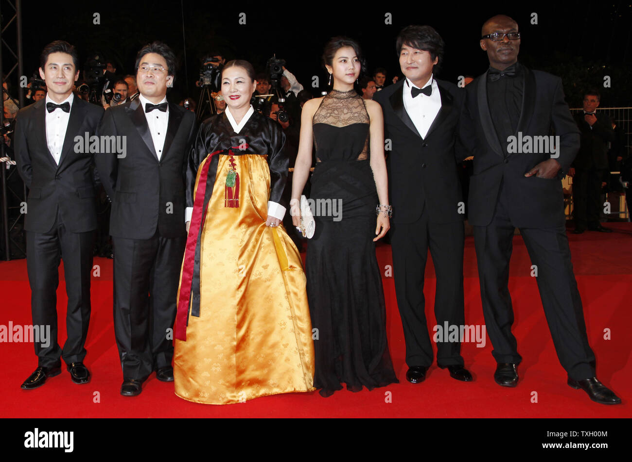 (Da l a r) Direttore Chan-Wook Park, attori Kim Ok-Vin, Kim Hae-Sook, canzone Kang-Ho, Shin Ha-Kyun e Eriq Ebouaney arrivare sul tappeto rosso prima di una proiezione del film "sete" della 62a annuale di Cannes Film Festival di Cannes, Francia il 15 maggio 2009. (UPI foto/David Silpa) Foto Stock