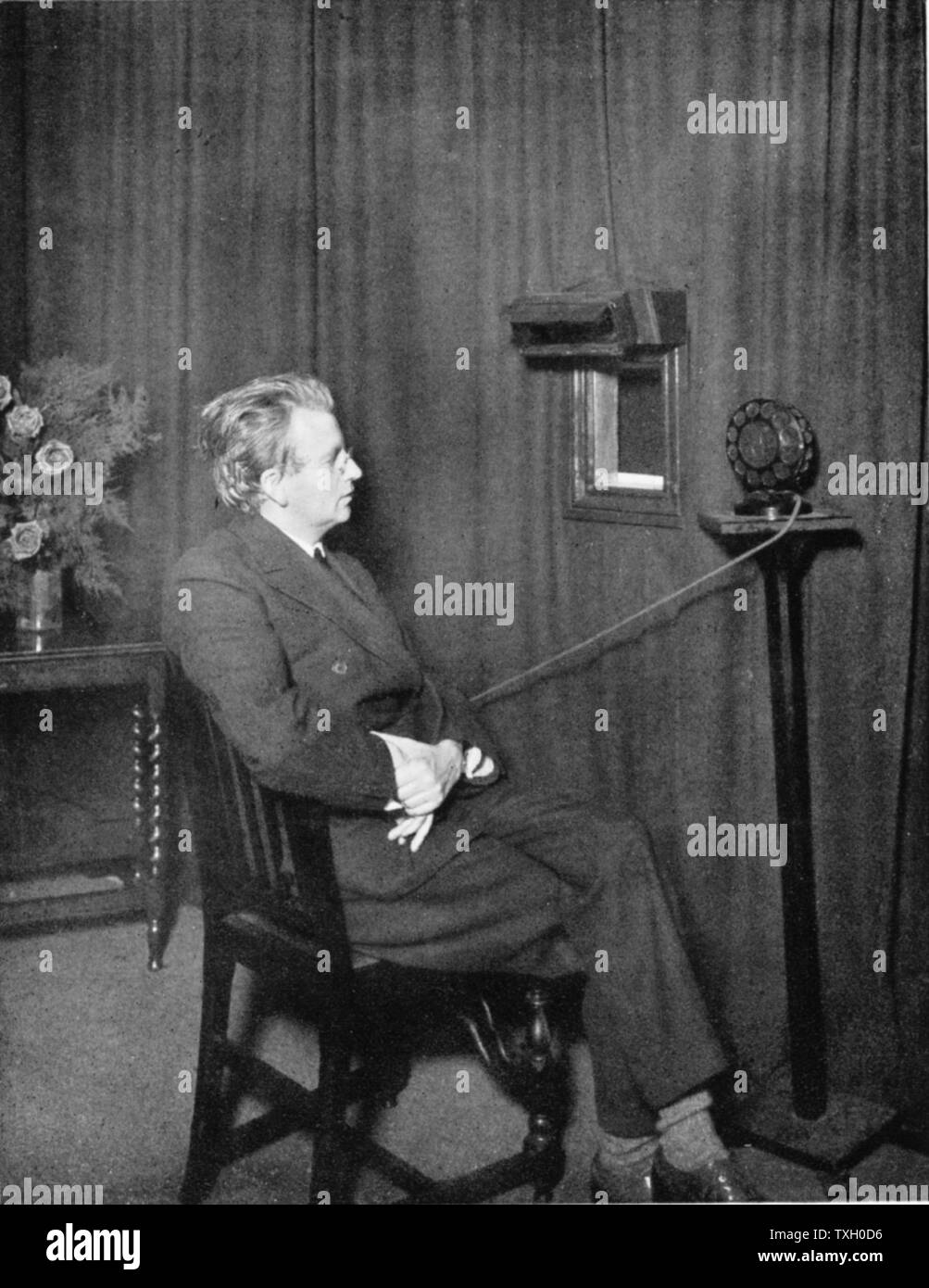 John Logie Baird (1888-1946) Scottish ingegnere elettrico; pioniere della televisione. Sulla sinistra sono i primi anni del suo apparecchio televisivo e un 'moderne' televisore. Brook Bond carta di tè Foto Stock