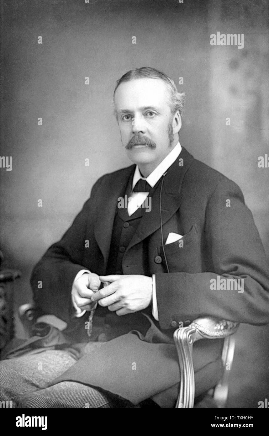 Arthur James Balfour, lst Earl Balfour (1848-1930) Scottish-nato statista britannico e filosofo. Il primo ministro 1902-5. Dichiarazione Balfour 1917. Da una fotografia pubblicata a Londra c1890 Foto Stock