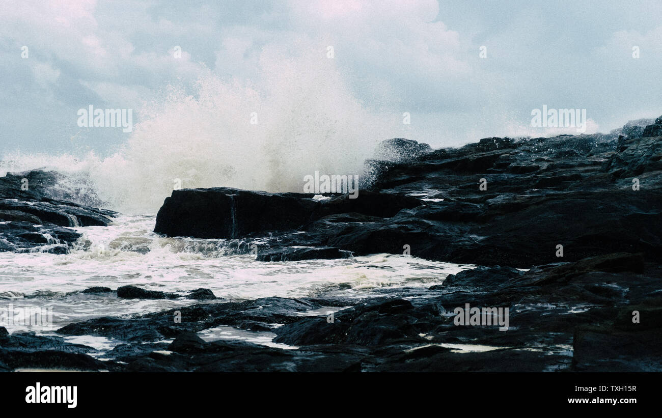 Prima della pioggia e la pioggia, la Perla della Baia di Yangjiang il fiume e il mare blu di Ro Foto Stock