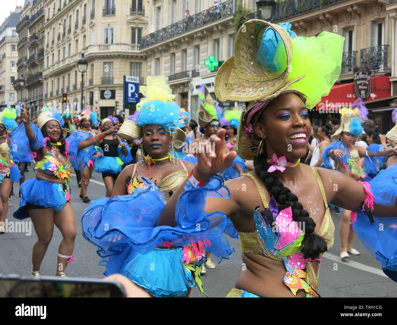 Una troupe di ballerini femminili in un colorato costume e copricapo a massa Karibean strada di carnevale a Parigi il 23 giugno 2019 Foto Stock