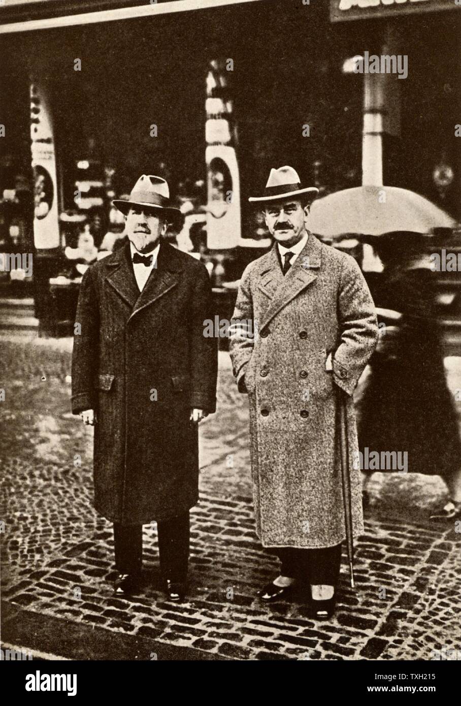Heinrich Mann (1871-1950), a sinistra e a Thomas Mann (1875-1955) romanzieri tedesco. Nel 1929 Thomas è stato insignito del Premio Nobel per la letteratura. Da una fotografia. Mezzitoni Foto Stock